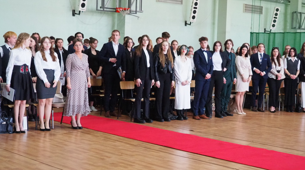 Zdjęcie zakonczenie_roku_4_2023 (119)9593a981-c79f-405a-bfb5-c2868c812704.jpg w galerii Uroczyste pożegnanie tegorocznych maturzystów